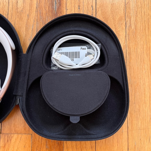 Bose Noise Cancelling Headphones 700 - Picture 2 of 7